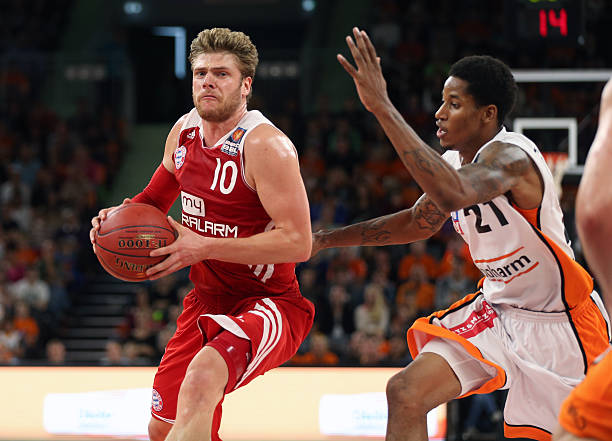 担任边后卫 担任边后卫